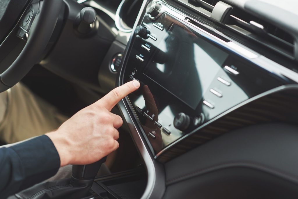 Голосовое управление в автомобиле: сравнение Яндекс Алисы, Apple Siri и Android Auto